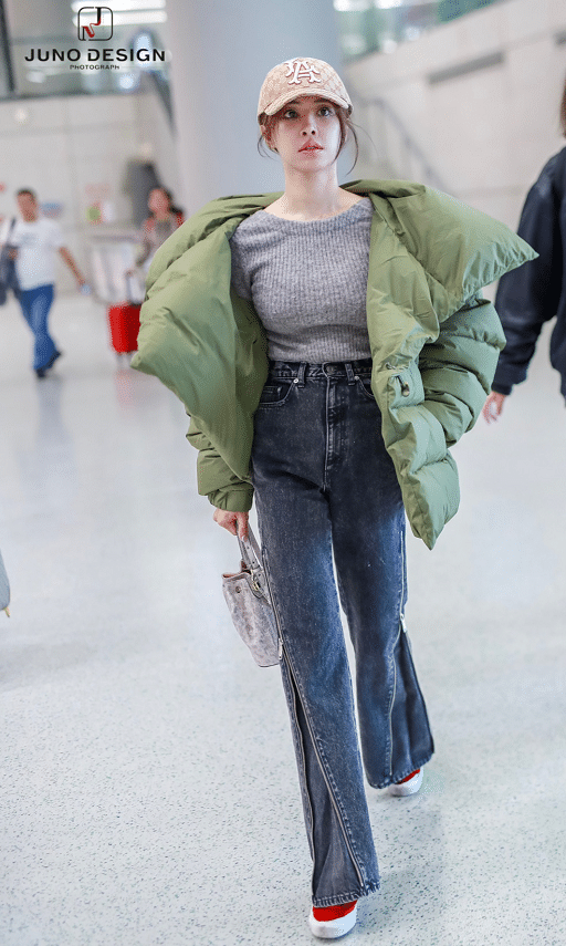 真正聪明的女人,穿羽绒服都不会配黑裤子,看杨幂蔡依林就知道了