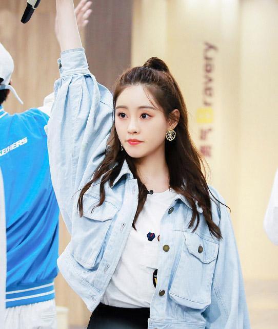 她是杨幂旗下小花，参加《创造营》当助演，牛仔外套运动裤美爆了
