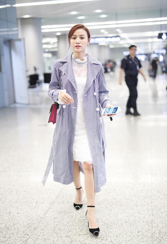 叶一茜被宠成小女人,风衣配白裙气质清新,一双腿和女儿差不多细