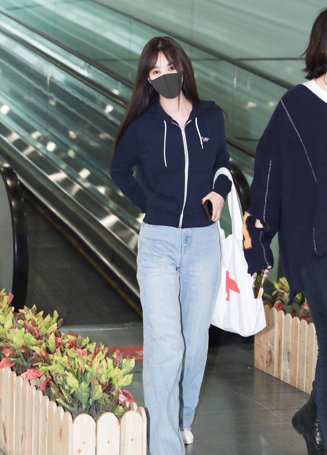 31岁李菲儿秀''蜂腰'',短款T恤搭配高腰直筒裤,身材好得像少女