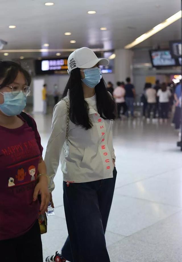王艳难得走机场，穿999外套复出拍戏太接地气，双手插兜变酷girl 