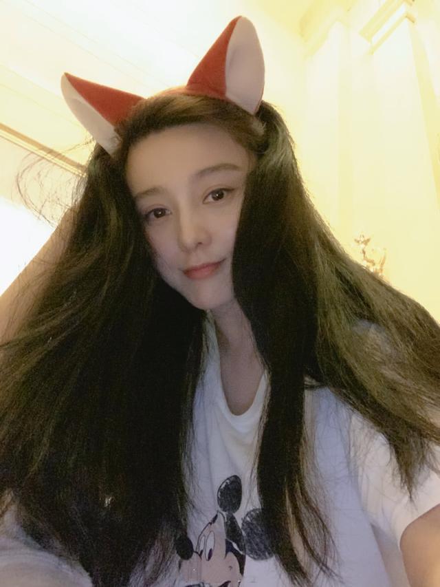 章小蕙亲自出镜带货,穿运动装化妆2小时,57岁瀑布长发还像90后