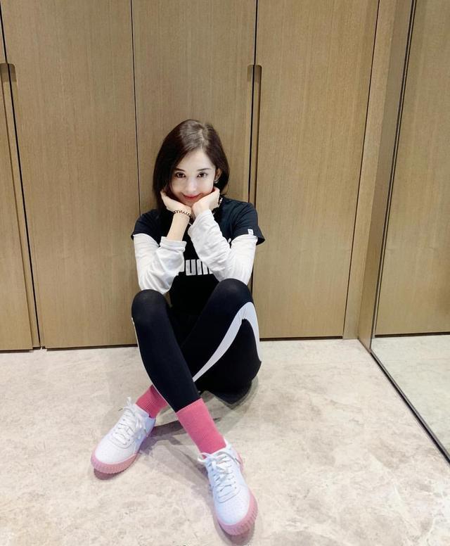 古力娜扎“真敢穿”！把运动裤穿在棉袜里，一般人可不敢尝试