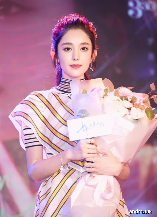 古力娜扎穿透视连衣裙遮不住, 网友:显得女人味十足