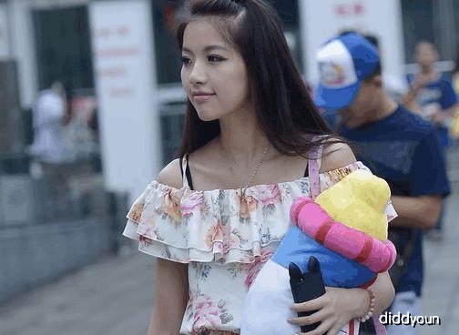 清纯女大学生身穿溜冰裙美翻众人