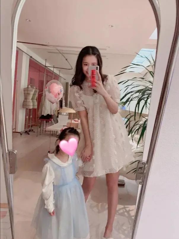 陈赫娇妻独自推行李不娇气,皮裤穿出小鸟腿,产后身材恢复太好了