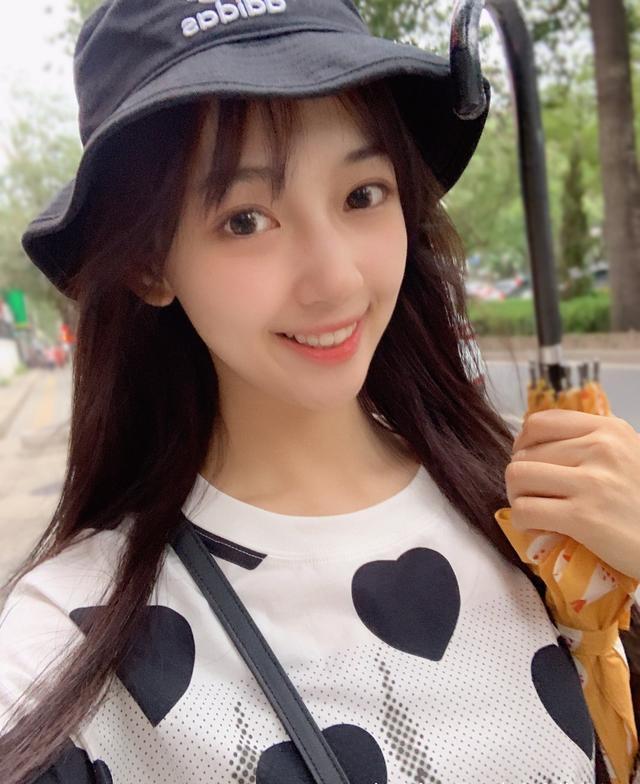 吴亦凡新女友生活照曝光，甜度爆表穿衣打扮超少女，颜值不输明星