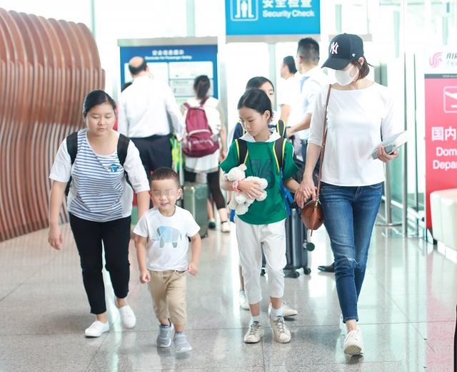 佟大为一家五口走机场，两女儿穿姐妹装超乖巧，儿子被宠成小皇帝
