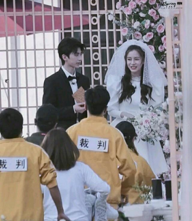 再同框关晓彤可没输，穿短裤婚纱变长腿酷girl，baby硬靠曲线打平