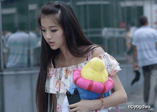 清纯女大学生身穿溜冰裙美翻众人