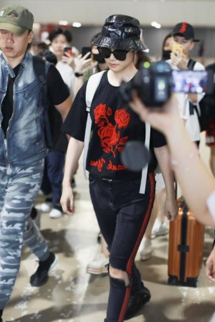 李宇春这么会穿？6百多的T恤穿出女人味，谁会想起她35