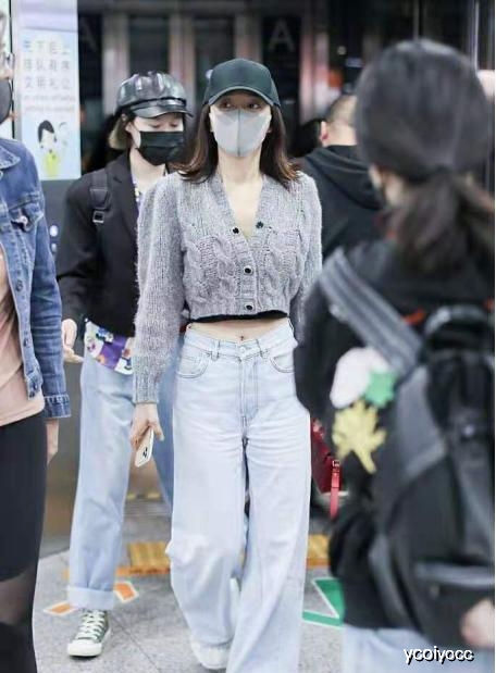 秦岚现身机场,戴贝雷帽穿米色外套造型复古,根本看不出是40岁了