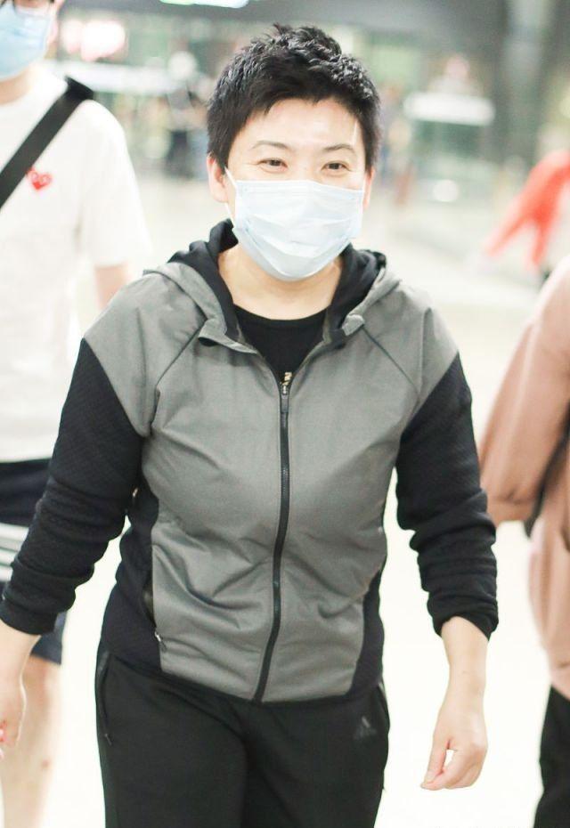 47岁邓亚萍素颜走机场,155穿运动装冠军范十足,这么多年没变样
