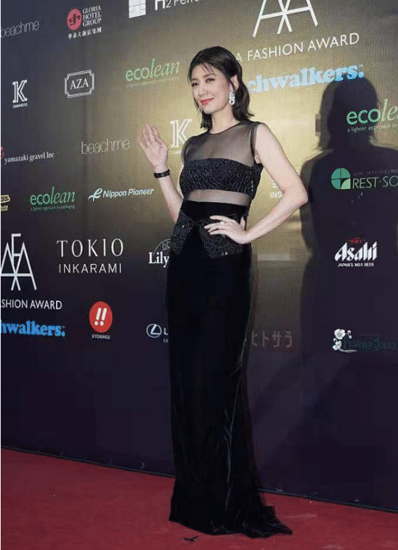 45岁贾静雯豁出去了，裙子只有薄薄的一层，女人味十足