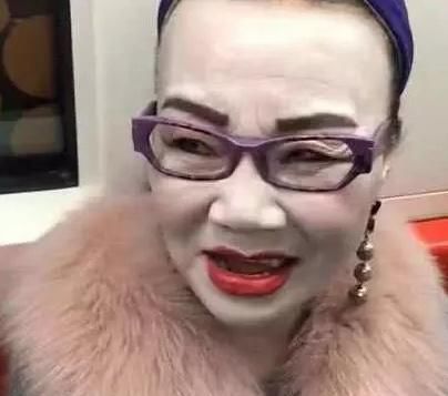 地铁偶遇“时髦”大妈，妆容精致，网友：这个粉底液什么牌子的
