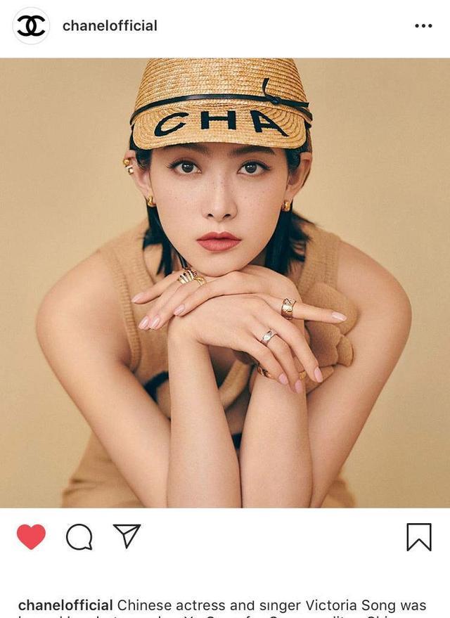 “宋茜”的气质真好!小香风外套+牛仔裤,穿得简单却美得出众