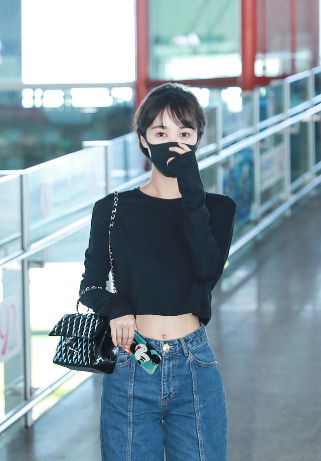 31岁李菲儿秀''蜂腰'',短款T恤搭配高腰直筒裤,身材好得像少女