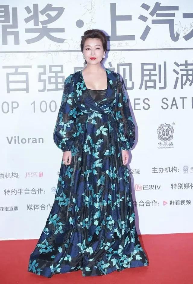 江珊带女儿录节目，一袭蕾丝裙秀身材，女儿发型好油腻