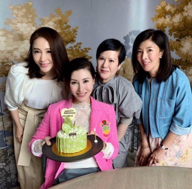 李嘉欣亲姐太“丑”,姐妹俩走机场颜值差别大,穿得却比妹妹时髦