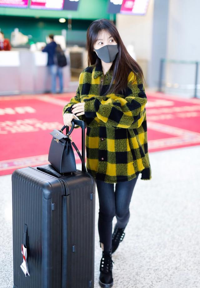 31岁李菲儿秀''蜂腰'',短款T恤搭配高腰直筒裤,身材好得像少女