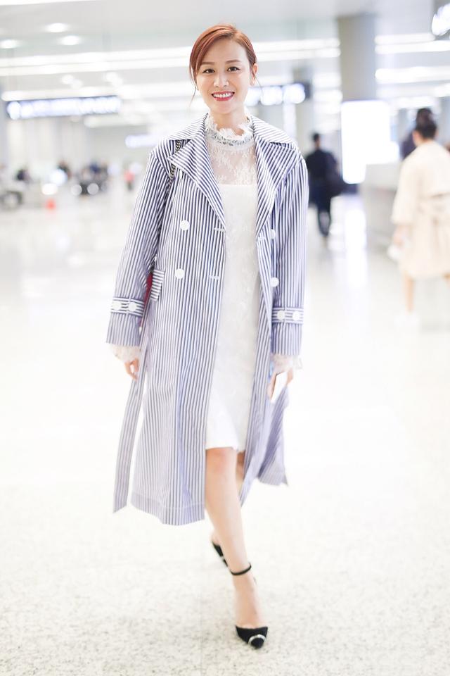 叶一茜被宠成小女人,风衣配白裙气质清新,一双腿和女儿差不多细