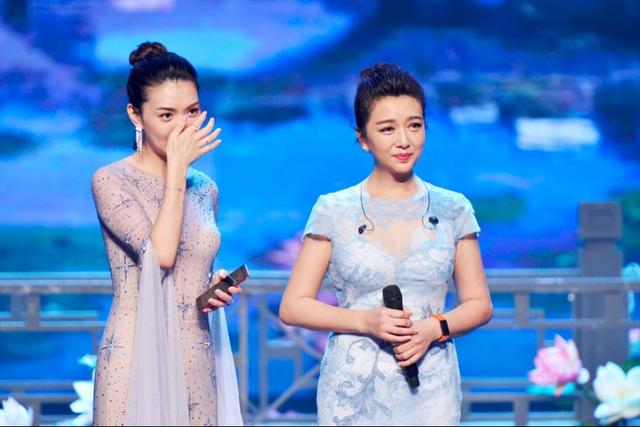 江珊带女儿录节目，一袭蕾丝裙秀身材，女儿发型好油腻