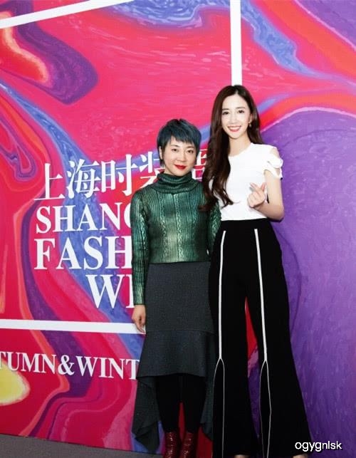 适合夏天穿的八套私服，辣妈邓莎穿绿色短袖戴报童，显年轻文艺