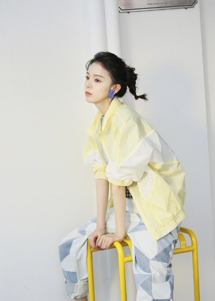 24岁陈瑶大放异彩,三套造型尽显潮流美感,“岳绮罗”实力吸睛