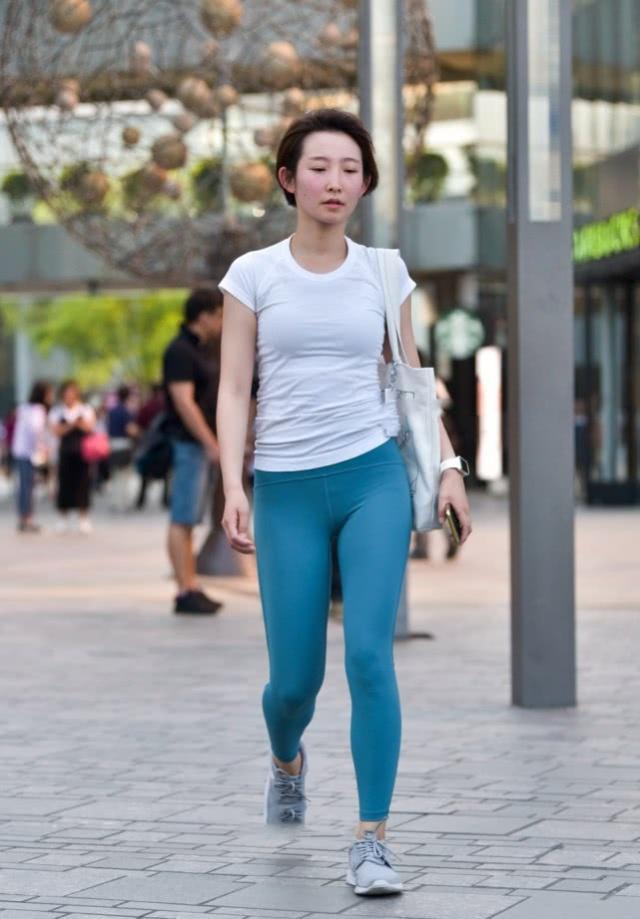 时尚的打底裤搭配气质十足,撑起你的高颜值与好身姿