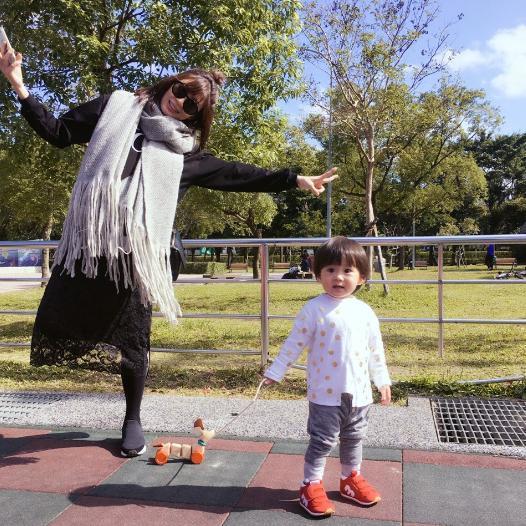贾静雯带女儿游乐场玩，43岁穿的像个小姑娘，脚上的靴子真好看