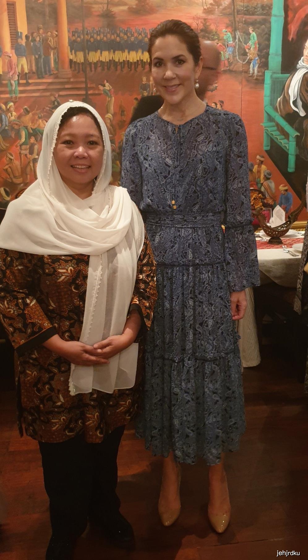 玛丽王妃简直太时髦了,穿日本和服改良版连衣裙,气质优雅又减龄