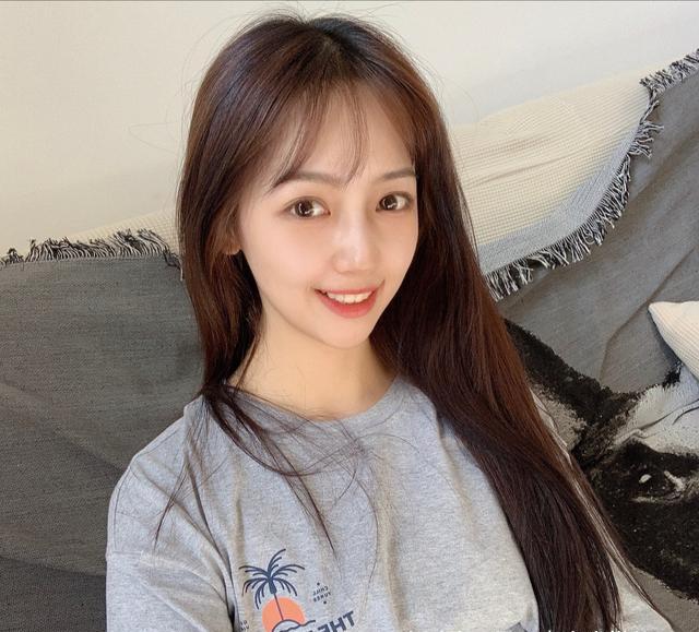 吴亦凡新女友生活照曝光，甜度爆表穿衣打扮超少女，颜值不输明星