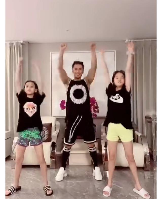 张伦硕才是好爸爸,为逗女儿穿女装,两女儿穿泳衣被扛肩膀不避讳