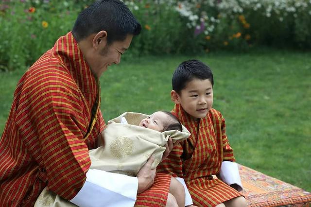 不丹王后二胎后首露面，一家四口出镜，二胎儿子首次露正脸颜值高