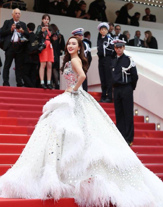 女明星戛纳红毯斗美,维密天使秀身材,郑秀妍要抬着走?