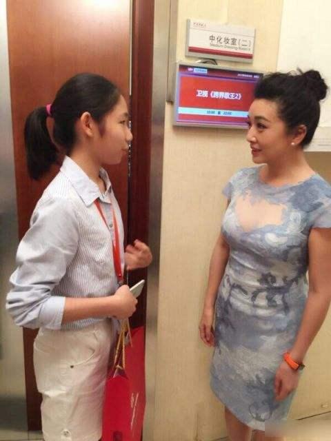 江珊带女儿录节目，一袭蕾丝裙秀身材，女儿发型好油腻