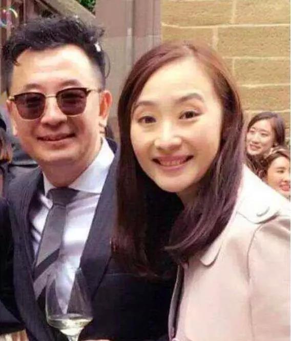 黄海波难得秀恩爱!和娇妻戴口罩亲吻超甜,红黄配造型太显落魄