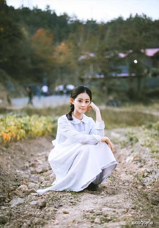 适合夏天穿的八套私服，辣妈邓莎穿绿色短袖戴报童，显年轻文艺