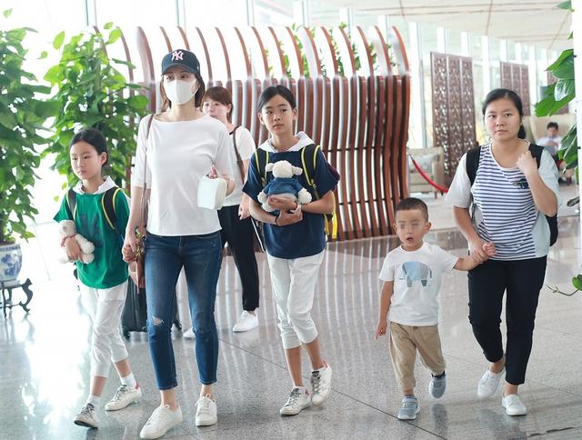 佟大为一家五口走机场，两女儿穿姐妹装超乖巧，儿子被宠成小皇帝