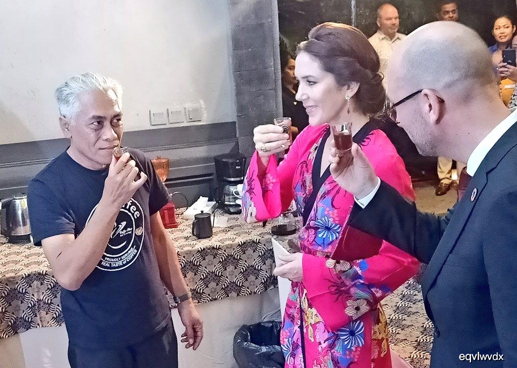 玛丽王妃简直太时髦了,穿日本和服改良版连衣裙,气质优雅又减龄