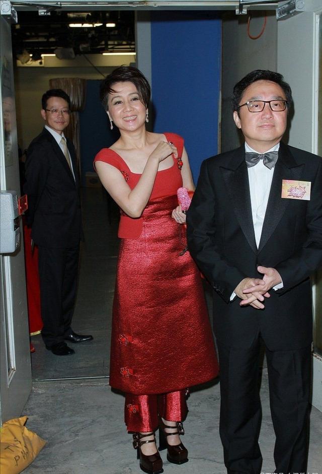 赌王四太60岁仍美艳,穿红裙出席活动身段玲珑,叠穿裤子很保守