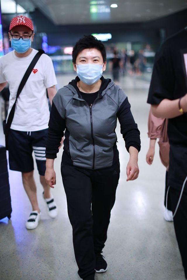 47岁邓亚萍素颜走机场,155穿运动装冠军范十足,这么多年没变样