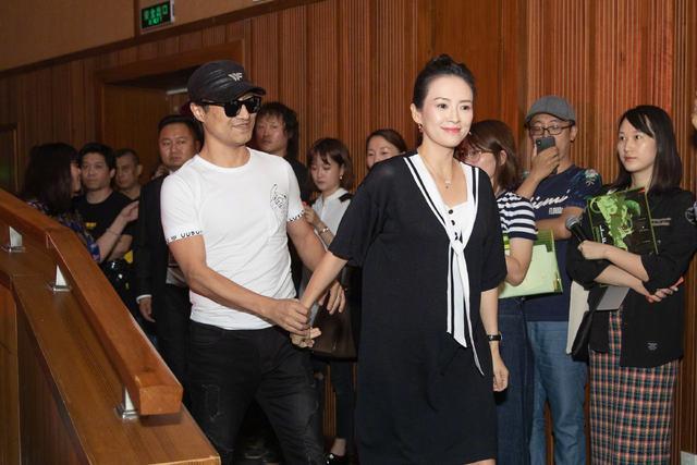 章子怡一家三口走机场，她涂红唇拎贵妇包超霸气，汪峰身后变跟班