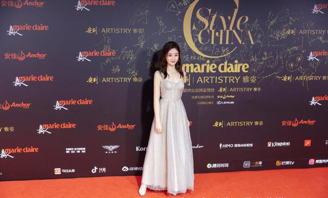 她是杨幂旗下小花，参加《创造营》当助演，牛仔外套运动裤美爆了