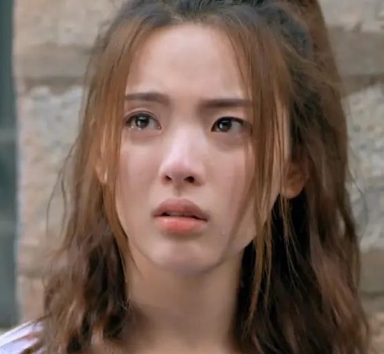 上帝果然是公平的,给了杨超越精致的娃娃脸,却配双“女汉子”手
