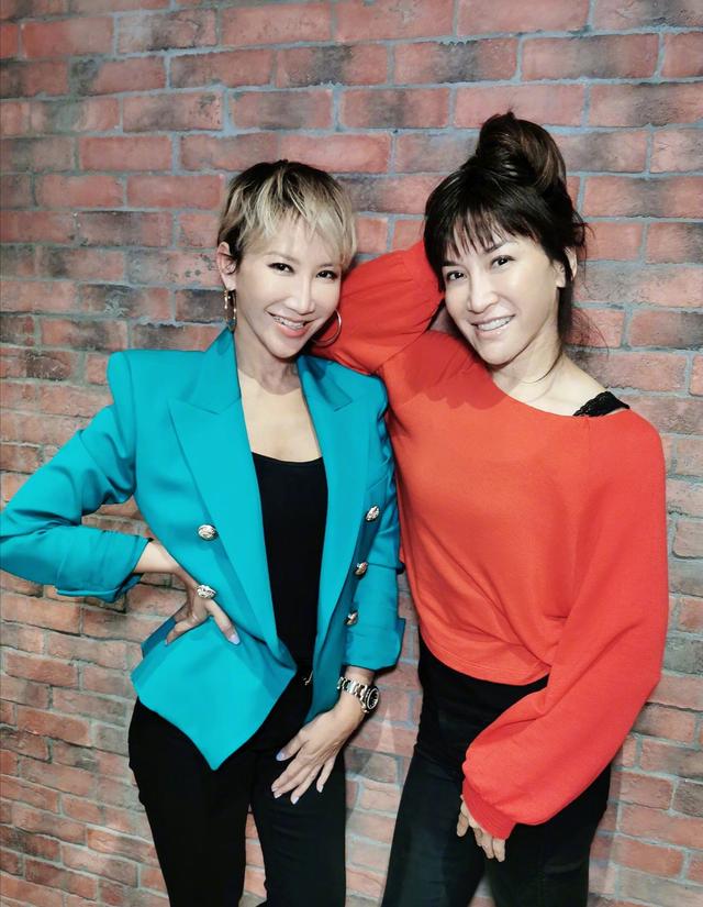 李玟携手61岁老公亮相,一袭红裙穿出S曲线,富豪老公依旧年轻