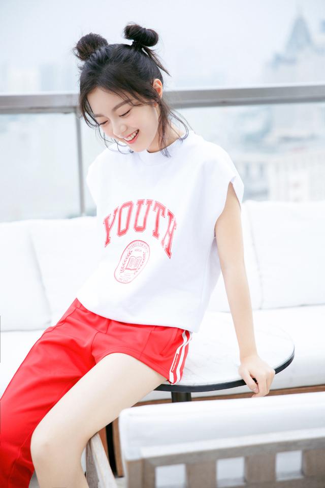 17岁赵今麦穿露脐装暴露小肚子，帽子手套装备齐全，小鸟腿吸睛