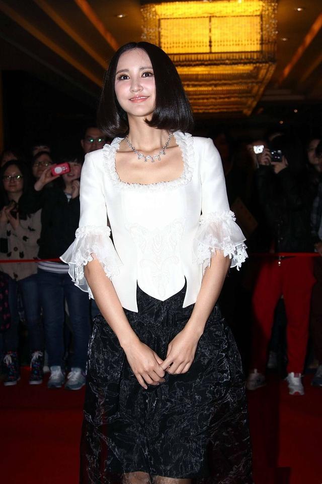 张歆艺把妈妈的衣服穿出来了?白衣黑裙太有年代感,全靠脸撑着