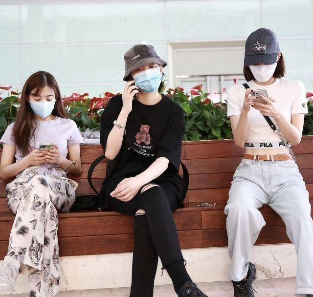 姐姐组团!王丽坤比张含韵腰细,李斯丹妮晒“战利品”仨人聊太嗨