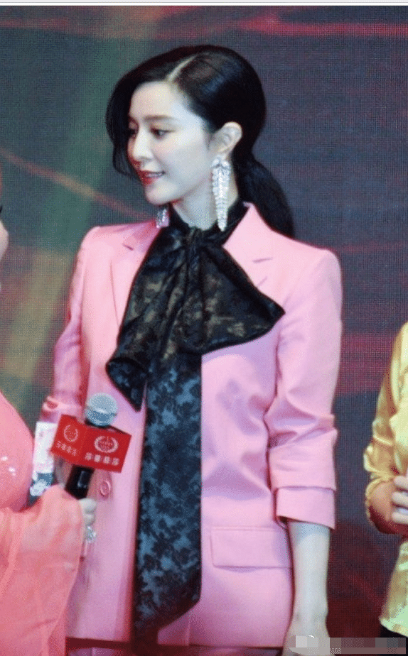 “范爷”分手后愈发有御姐范,玫红色西装也不土俗,这才叫气场